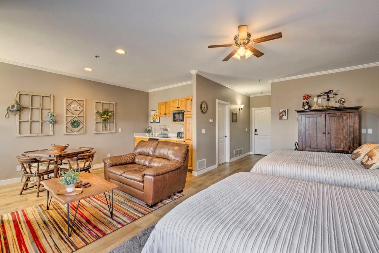 Large, Cozy Midway Studio With Mountain Views! Exterior photo