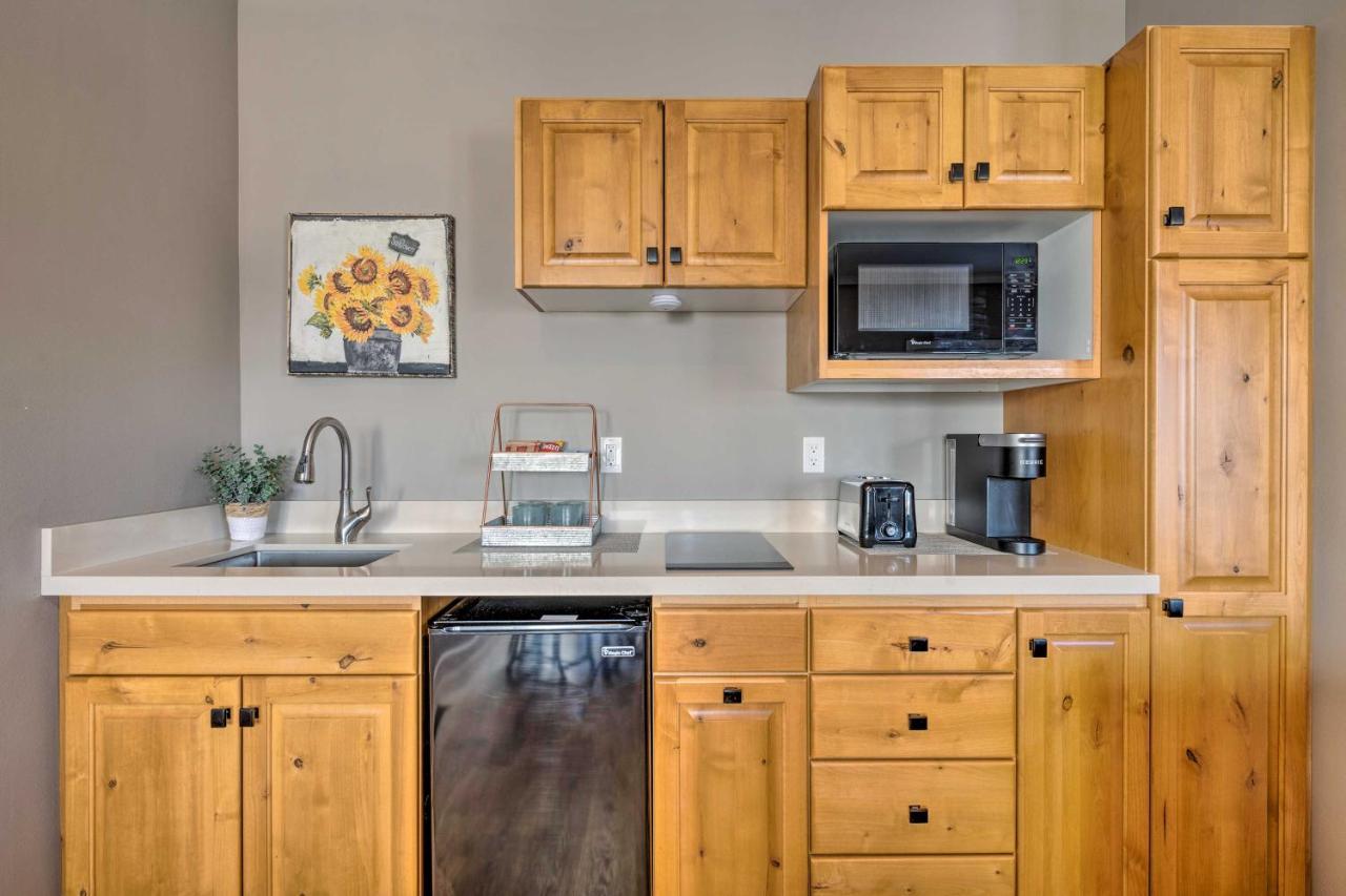 Large, Cozy Midway Studio With Mountain Views! Exterior photo