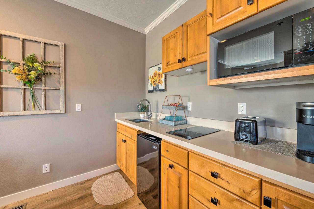 Large, Cozy Midway Studio With Mountain Views! Exterior photo